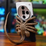 Alien Xenomorph Facehugger Mobile Phone Stand Desktop Universal Support Stand for Cell Phone Creative Model Figurines Decoration