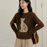 MISHOW Women’s Brown Knitted Sweater 2025 Autumn Winter Cat Pattern Jacquard Crew Neck Sweaters Loose Pullover Tops MXE94Z2991