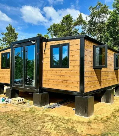 Customized Modular Container House Mobile House Foldable Container House Durable Weatherproof Unit For Camp Temporary Lodging 1