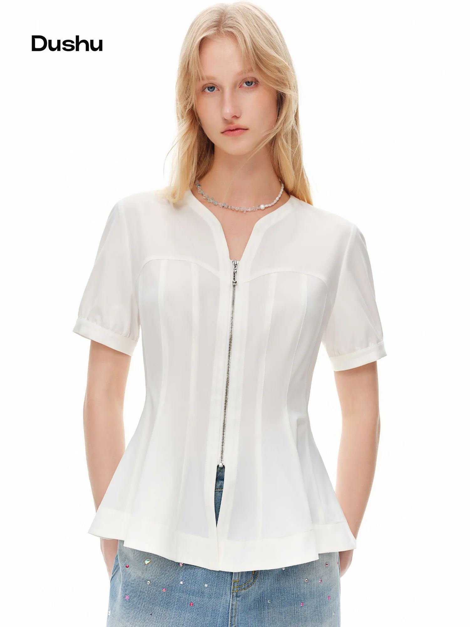 DUSHU 2026 Summer Women’s White V-Neck Short Sleeve Shirt Waist-Defining Fit – French-Inspired Elegant Style for Office Commute DUSHU 2026 Summer Women’s White V-Neck Short Sleeve Shirt Waist-Defining Fit – French-Inspired Elegant Style for Office Commute